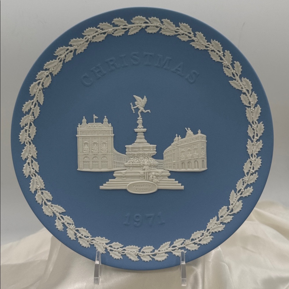 1971 Wedgwood Blue Jasperware Christmas Collector's Plate of Piccadilly Circus